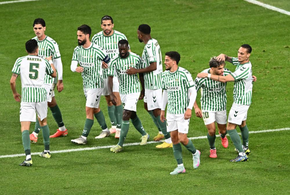 记者：上海申花5名外援以及谢鹏飞和戴伟浚随队出征亚冠客场